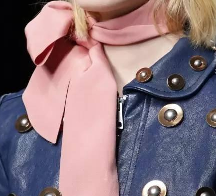 丝巾搭配的重要性 学会这些丝巾搭法