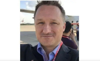 康明凯和迈克尔是什么人物