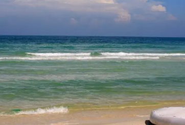 到海边一定会被眼前的美景所吸引 看大海的句子发朋友圈