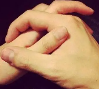 牵手时男生有生理反应 和喜欢的人牵手有生理反应