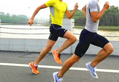 正确跑步姿势脚怎么落地的图解 跑步正确的落脚方式图