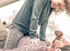 �μ����˺ͱ��Ů����һ��ʲô��˼ �μ���������һ��Ů��һ��ĺ���