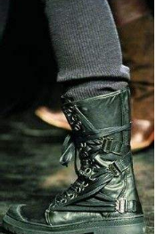 男士穿靴子配裤子图片 男士黑色靴子搭配