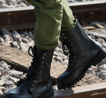 男士穿靴子配裤子图片 男士黑色靴子搭配