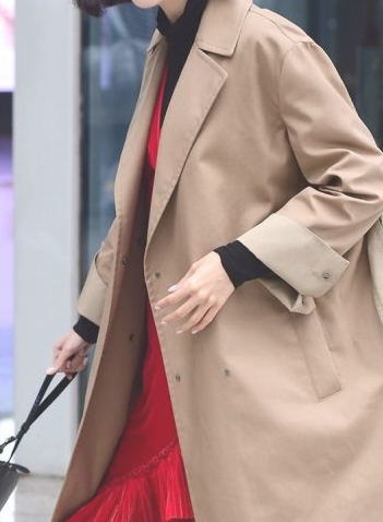 红裙子怎么搭配 红裙子搭配什么衣服