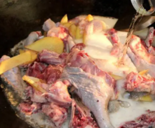 鹅肉怎么样做比较好吃 啤酒烧鹅的做法
