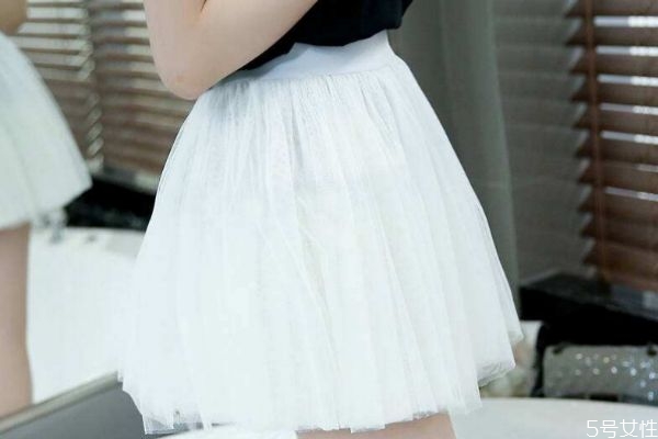 超短裙搭配什么上衣好看 明艳艳的人比花娇