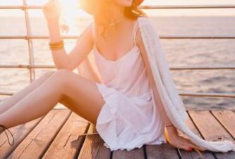 抹胸里面穿什么内衣 抹胸裙的搭配方法有很多种