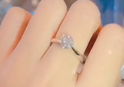 女生戒指的正确戴法和意义 可以将戒指佩戴在大拇指上面