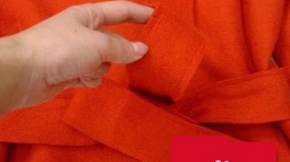皮风衣腰带系法图解 短的一边放在长的一边的下面