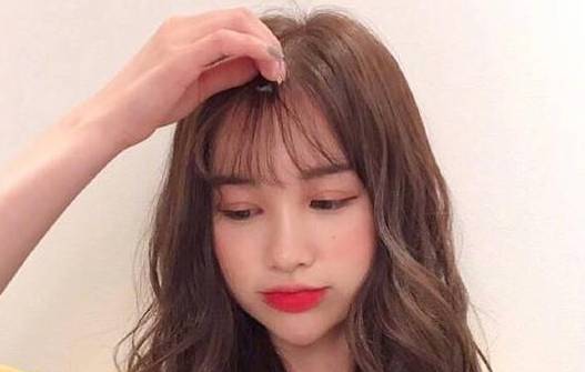 额头窄适合什么发型 建议重点考虑中分或者八字刘海