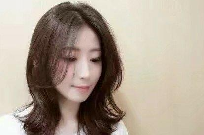 额头窄适合什么发型 建议重点考虑中分或者八字刘海