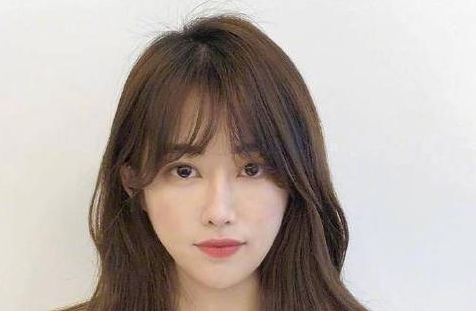 额头窄适合什么发型 建议重点考虑中分或者八字刘海