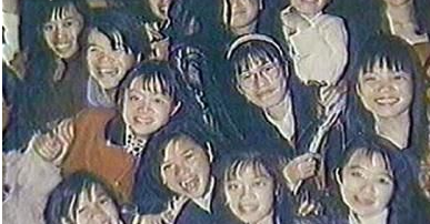 诡异笑容图片吓人 一张诡异的全家福纪念照