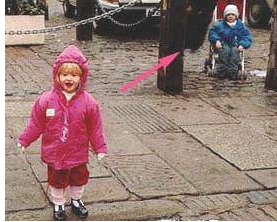 诡异笑容图片吓人 一张诡异的全家福纪念照