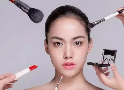 如何化生活妆 使用淡妆有什么建议