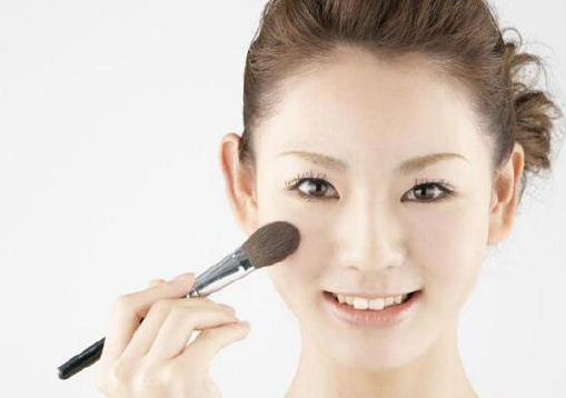 如何化生活妆 使用淡妆有什么建议