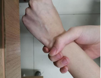 男生按着女生手腕是什么意思 男生为什么喜欢按住女生的手腕