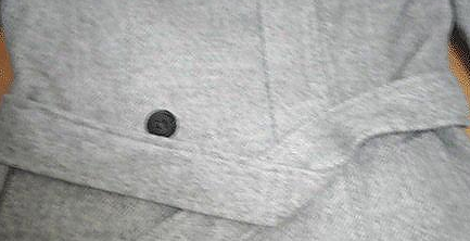 风衣腰带后边系法图解 衣服上开始流行用蝴蝶结做装饰