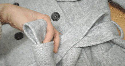 风衣腰带后边系法图解 衣服上开始流行用蝴蝶结做装饰