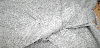 风衣腰带后边系法图解 衣服上开始流行用蝴蝶结做装饰