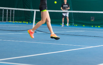 羽毛球混合双打比赛规则 发球方发球时的站位与分工