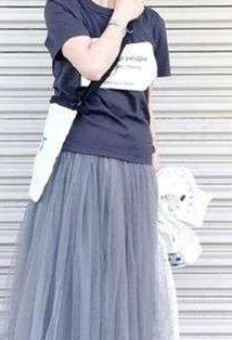 夏天透明纱裙怎么搭配 通过搭配来拉长我们的身材