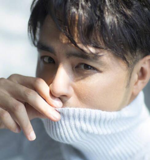明道什么时候结婚的 明道当爸一家人出行被拍网友超惊讶
