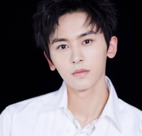 据悉,张哲瀚现在的经纪公司是普林塞斯,而且他也有了自己的工作室