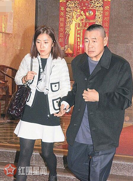 原来甘比其实很漂亮 甘比承认怀第三胎现如今已经怀孕四个月