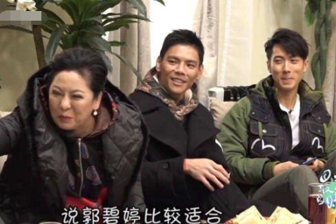 向佐微博晒和郭碧婷合照 默认恋情后首次同框超般配