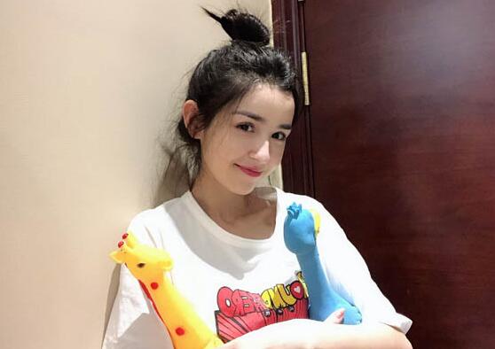 哈尼克孜童年照曝光 长相精致未来定会大火