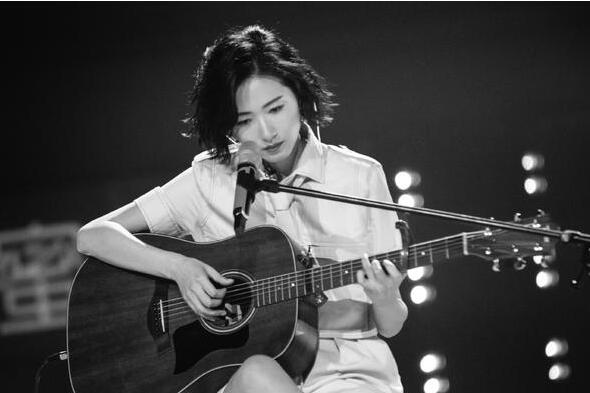 乘风破浪的姐姐主题曲舞台C位是她 万茜为什么人气高