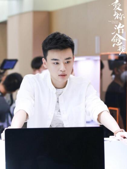 邵伟桐是谁个人资料介绍 乔欣邵伟桐分手了吗