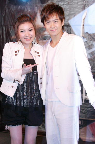 1984年出生在台湾的李雅微是一位歌手,她因参加选秀节目脱颖而出,后来