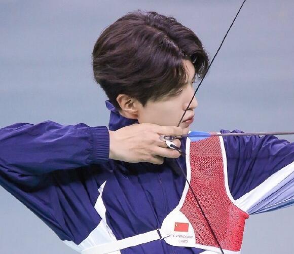 但令人没想到的是,范丞丞的运动细胞也很厉害,在运动会的射箭项目中第