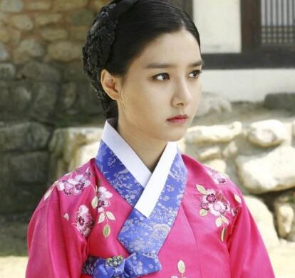 白毛鬼对崔慧玲的感情非同一般,他希望有一天能把崔慧玲变成他的同类