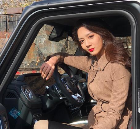 杨若男被谁牵走了