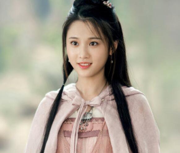 吴楚楚是周翡的闺蜜,她的父亲是忠武将军吴费,虽然父亲是武将,但吴