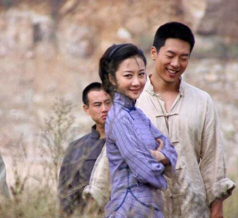 洪喜,知远和何家驹,但何家驹有家室,欺骗了寄萍,而知远虽然和寄萍彼此