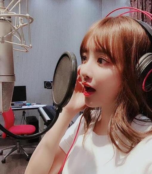 虽然平时都是翻唱一些歌曲,但我们知道兔子牙有成为歌手的梦想,所以