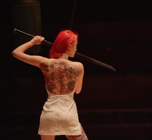 此次影片中张梦露能够被大家记住,一个是张梦露一头红色的波浪卷发