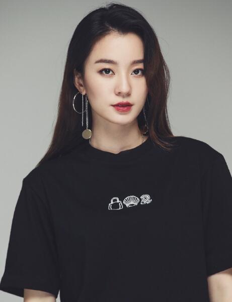 此次影片中张梦露能够被大家记住,一个是张梦露一头红色的波浪卷发