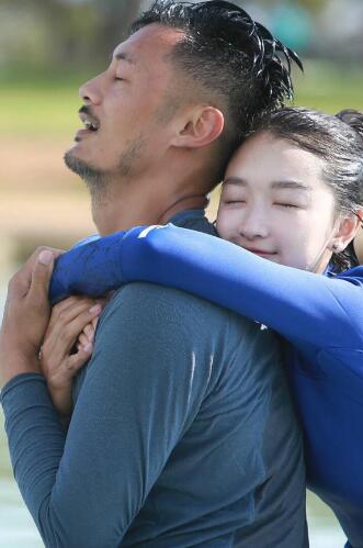 周冬雨余文乐什么关系