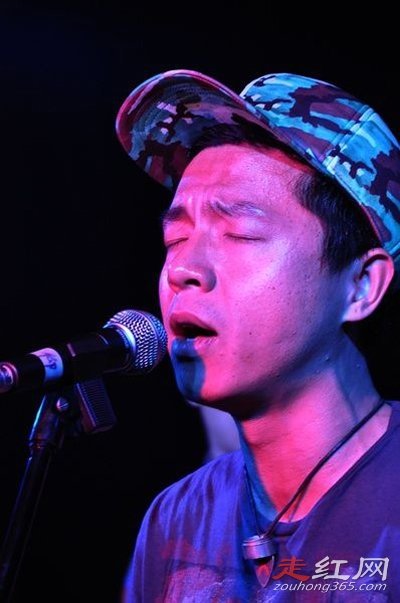 痛仰乐队高虎的妻子是谁前女友萨菲娜和他在一起八年