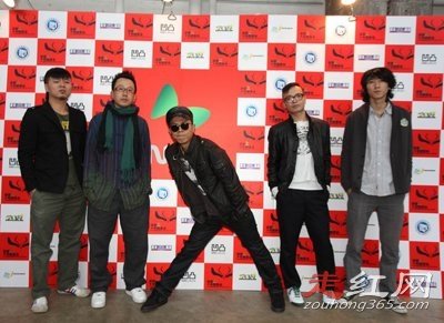 痛仰乐队高虎的妻子是谁前女友萨菲娜和他在一起八年