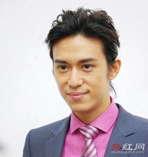 因为陈楚河父亲黑帮的身份,再加上他总是一副冷酷的样子,让人感觉他是