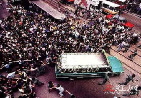 黄家驹死亡遗体遗容照葬礼无数听众歌迷前来吊唁