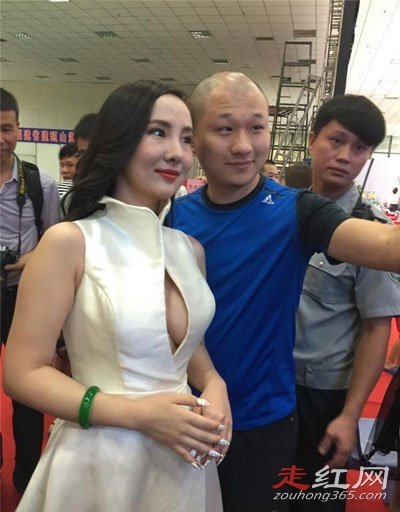 ��¶¶���з�˿ǿ����ô���� ��Χ�Ƕ���