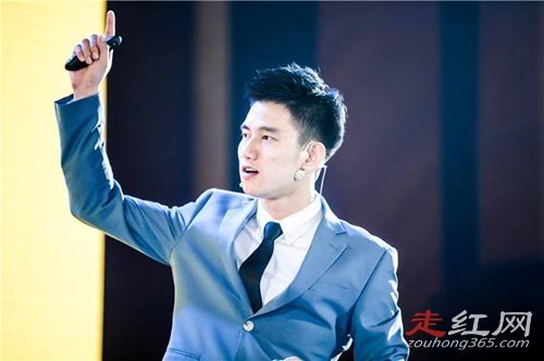 yy315给阿哲刷多少礼物 315姐可是神豪中的一位